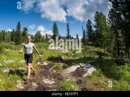 Ergaki, Russie - 05 août 2017 : inconnu fille promenades les montagnes, participant du concours des skayranfest 5 août, 2017 dans la nation ergaki Banque D'Images