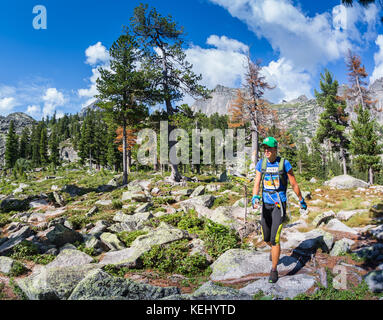 Ergaki, Russie - 05 août 2017 : inconnu fille promenades les montagnes, participant du concours des skayranfest 5 août, 2017 dans la nation ergaki Banque D'Images