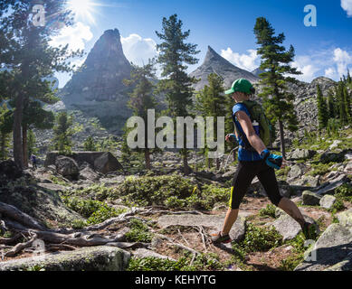 Ergaki, Russie - 05 août 2017 : inconnu fille promenades les montagnes, participant du concours des skayranfest 5 août, 2017 dans la nation ergaki Banque D'Images