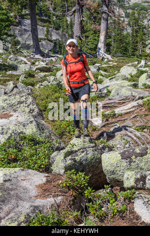 Ergaki, Russie - 05 août 2017 : inconnu fille promenades les montagnes, participant du concours des skayranfest 5 août, 2017 dans la nation ergaki Banque D'Images