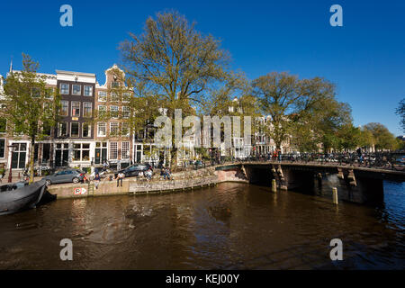 Amsterdam, Pays-Bas - 23 septembre 2017 : les gens sont en appui sur la rive d'Amsterdam, sur la journée ensoleillée Banque D'Images