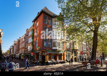 Amsterdam, Pays-Bas - 23 septembre 2017 : les gens sont en appui sur la rive d'Amsterdam, sur la journée ensoleillée Banque D'Images