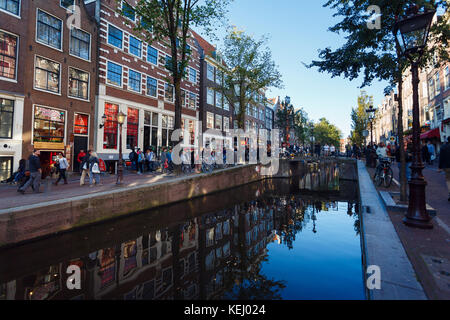 Amsterdam, Pays-Bas - 23 septembre 2017 : certaines personnes sont à pied dans le quartier rouge à temps le soir Banque D'Images