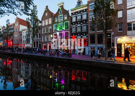 Amsterdam, Pays-Bas - 23 septembre 2017 : certaines personnes sont à pied dans le quartier rouge à temps le soir Banque D'Images