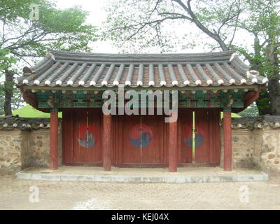 Une belle porte en bois décorée à l'intérieur royal tumuli park à Gyeongju, Corée du Sud Banque D'Images