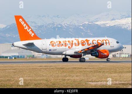 Turin, Italie, le 26 janvier 2014 : Airbus d'aéronefs exploités par easyjet décolle à l'aéroport de Turin Caselle Banque D'Images