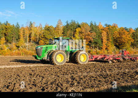 Automne en Suède - tracteur dans la campagne d'Ostergotland par une journée ensoleillée en octobre 2017 Banque D'Images