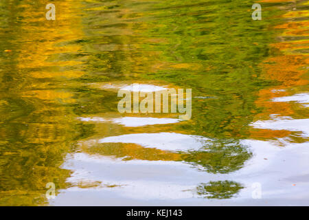 Réflexions de couleurs d'Automne dans le lac en Octobre Banque D'Images