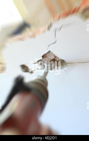 Travailleur de la construction à l'aide d'un marteau pneumatique, chantier de concept. Banque D'Images