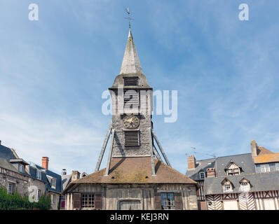 Au tour de l'horloge de l'église sainte Catherine à Honfleur, France. La tour est un célèbre monument de l'ancienne ville médiévale près de la seine. Banque D'Images