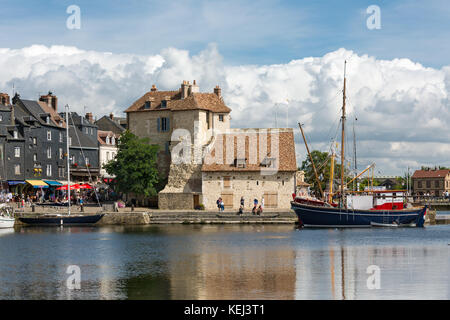 Honfleur, France - 24 août 2017 : port de ville historique honfleur avec les bateaux à voile moord. une impressionnante banque de nuage s'approche de la ville Banque D'Images