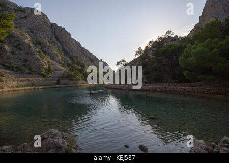 Zavratnica Bay partie du parc national du Velebit, Croatie. Il s'agit d'un 900m de long bay, près du village de JADRANOVO. Banque D'Images