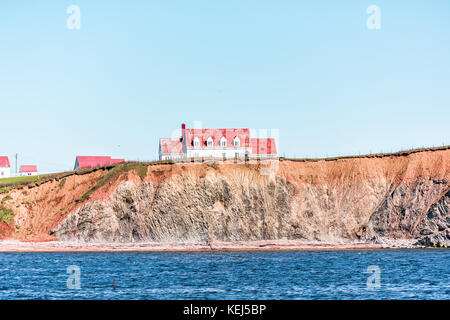 Toit peint en rouge sur la falaise à Percé en Gaspésie, Québec, région de la Gaspésie au matin Banque D'Images