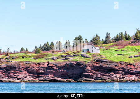 Paysage urbain d'entrée du Parc de l'île Bonaventure avec maisons et de vertes prairies sur falaise en été Banque D'Images
