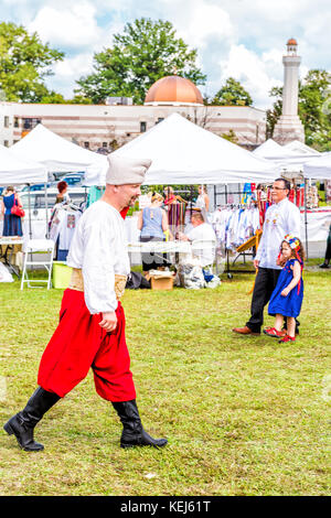 Silver Spring, États-Unis - 16 septembre 2017 : homme habillé en costume rouge cosaque marche à Washington DC au cours de 15e festival ukrainien avec les gens Banque D'Images