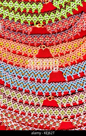 Libre de colliers de perles ou des bracelets faits avec des perles de verre traditionnelle ukrainienne sur l'affichage tableau de marché, shop, store Banque D'Images