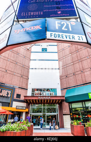 Silver Spring, États-Unis - 16 septembre 2017 : Centre-ville de ville dans le Maryland avec les gens qui entrent dans Ellsworth place shopping mall, magasins, boutiques, restaura Banque D'Images