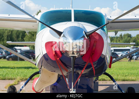 Avion à hélice stationné sur l'aérodrome - première vue en gros contre le soleil Banque D'Images