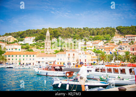 Un port animé entoure la ville de Hvar Banque D'Images