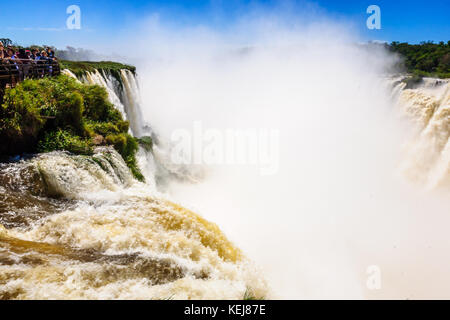 Puerto Iguazu, Argentine - le 19 septembre 2009 : les touristes admirant les puissantes chutes d'Iguazu, dans le parc national de l'Iguazu, à la frontière de l'Argentine et Banque D'Images