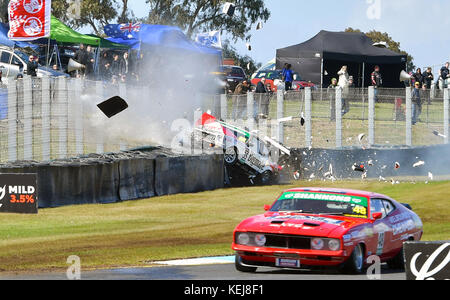 Cameron Waters et Richie Stanaway perdent la main pour une victoire au Sandown 500 2017, qui a été retardé d'une heure après qu'un accident au premier tour a endommagé la barrière des pneus. Avec la participation des artistes : Jason Gommersall où : Melbourne, Australie quand : 17 Sep 2017 crédit : WENN.com Banque D'Images