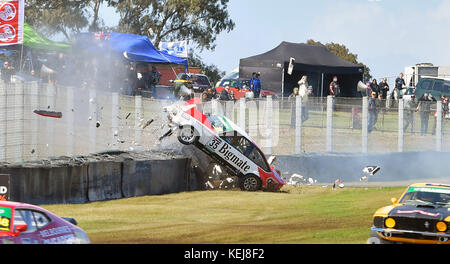 Cameron Waters et Richie Stanaway perdent la main pour une victoire au Sandown 500 2017, qui a été retardé d'une heure après qu'un accident au premier tour a endommagé la barrière des pneus. Avec la participation des artistes : Jason Gommersall où : Melbourne, Australie quand : 17 Sep 2017 crédit : WENN.com Banque D'Images