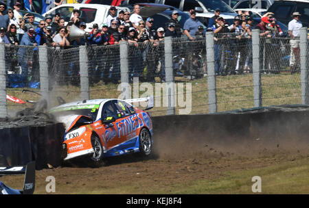 Cameron Waters et Richie Stanaway perdent la main pour une victoire au Sandown 500 2017, qui a été retardé d'une heure après qu'un accident au premier tour a endommagé la barrière des pneus. Avec la participation des artistes : TAZ Douglas où : Melbourne, Australie quand : 17 Sep 2017 crédit : WENN.com Banque D'Images