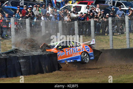 Cameron Waters et Richie Stanaway perdent la main pour une victoire au Sandown 500 2017, qui a été retardé d'une heure après qu'un accident au premier tour a endommagé la barrière des pneus. Avec la participation des artistes : TAZ Douglas où : Melbourne, Australie quand : 17 Sep 2017 crédit : WENN.com Banque D'Images