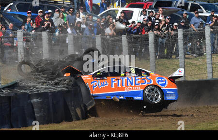 Cameron Waters et Richie Stanaway perdent la main pour une victoire au Sandown 500 2017, qui a été retardé d'une heure après qu'un accident au premier tour a endommagé la barrière des pneus. Avec la participation des artistes : TAZ Douglas où : Melbourne, Australie quand : 17 Sep 2017 crédit : WENN.com Banque D'Images