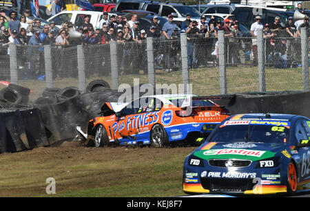 Cameron Waters et Richie Stanaway perdent la main pour une victoire au Sandown 500 2017, qui a été retardé d'une heure après qu'un accident au premier tour a endommagé la barrière des pneus. Avec la participation des artistes : TAZ Douglas où : Melbourne, Australie quand : 17 Sep 2017 crédit : WENN.com Banque D'Images