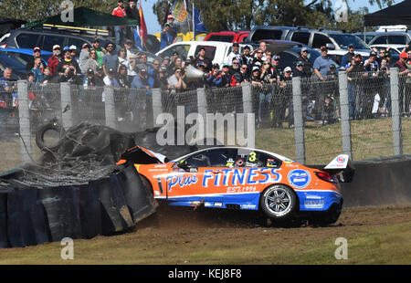 Cameron Waters et Richie Stanaway perdent la main pour une victoire au Sandown 500 2017, qui a été retardé d'une heure après qu'un accident au premier tour a endommagé la barrière des pneus. Avec la participation des artistes : TAZ Douglas où : Melbourne, Australie quand : 17 Sep 2017 crédit : WENN.com Banque D'Images