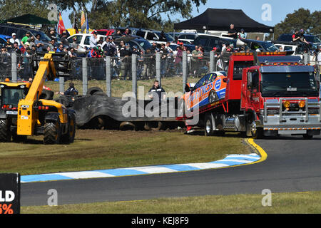 Cameron Waters et Richie Stanaway perdent la main pour une victoire au Sandown 500 2017, qui a été retardé d'une heure après qu'un accident au premier tour a endommagé la barrière des pneus. Avec la participation des artistes : TAZ Douglas où : Melbourne, Australie quand : 17 Sep 2017 crédit : WENN.com Banque D'Images