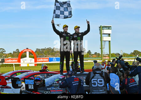 Cameron Waters et Richie Stanaway perdent la main pour une victoire au Sandown 500 2017, qui a été retardé d'une heure après qu'un accident au premier tour a endommagé la barrière des pneus. Avec la participation des artistes : Cameron Waters, Richie Stanaway où : Melbourne, Australie quand : 17 Sep 2017 crédit : WENN.com Banque D'Images