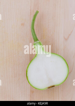 Moitié gourde bouteille ou gourde calebasse .l'un des légumes recommandées dans les programmes de contrôle de poids. Banque D'Images