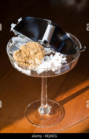 La truffe blanche magnifique sur une tasse en verre avec piédestal, aux truffes coupées en acier, argent sur table en bois, de l'alba langhe dans le Piémont en Italie. Banque D'Images