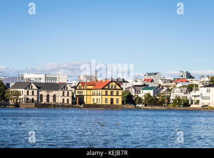 La ville de Reykjavik vue de l'ensemble du lac tjornin au coeur de l'islande capitale sur une journée ensoleillée. Banque D'Images