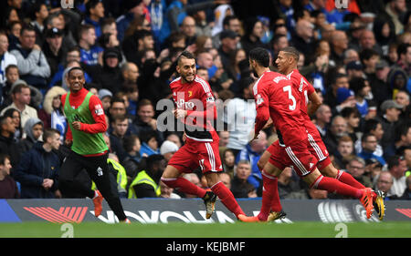 Roberto Pereyra de Watford (au centre) célèbre le deuxième but de son équipe lors du match de la Premier League à Stamford Bridge, Londres. Banque D'Images