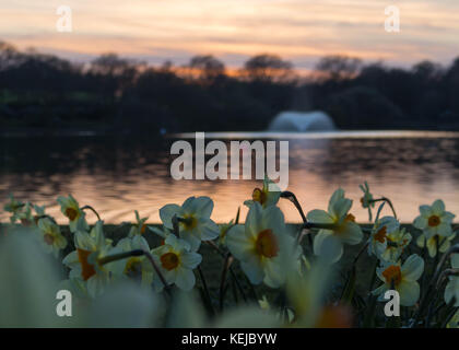 Coucher du soleil sur un lac de plaisance sur merseyside Banque D'Images