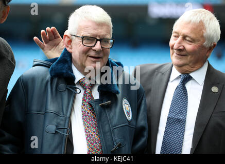 John Motson, commentateur du football (à gauche), après avoir reçu un manteau de peau de mouton de Manchester City de Mike Summerbee (à droite) avant le match de la Premier League au Etihad Stadium, Manchester. Banque D'Images