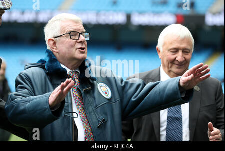 John Motson, commentateur du football (à gauche), après avoir reçu un manteau de peau de mouton de Manchester City de Mike Summerbee (à droite) avant le match de la Premier League au Etihad Stadium, Manchester. Banque D'Images