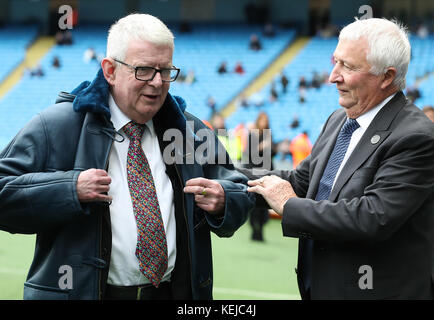 John Motson, commentateur du football (à gauche), reçoit un manteau de peau de mouton de Manchester City de Mike Summerbee (à droite) avant le match de la première Ligue au Etihad Stadium, Manchester. Banque D'Images