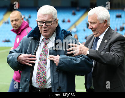 John Motson, commentateur du football (à gauche), reçoit un manteau de peau de mouton de Manchester City de Mike Summerbee (à droite) avant le match de la première Ligue au Etihad Stadium, Manchester. Banque D'Images