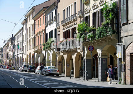 Vue vers le bas Corso Victor Emanuele, rue principale, menant au sud de Prato della Valle, Banque D'Images