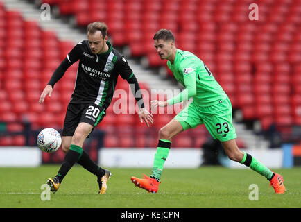 Le Brandon Barker d'Hibernian (à gauche) et le Mikael Lustig du Celtic se battent pour le ballon lors de la coupe Betfred, match semi-final à Hampden Park, Glasgow. Banque D'Images