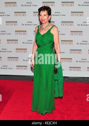 Adrienne Arsht arrive pour Le Dîner officiel de l'artiste au Département d'État des États-Unis à Washington, D.C., le samedi 4 décembre 2010. Crédit : Ron Sachs / CNP /MediaPunch Banque D'Images