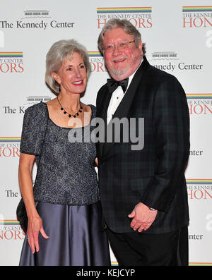 La secrétaire à la Santé et aux Services humains des États-Unis (HHS) Kathleen Sebelius arrive avec son mari, Gary, pour Le Dîner officiel de l'artiste au Département d'État des États-Unis à Washington, D.C., le samedi 4 décembre 2010. Crédit : Ron Sachs / CNP /MediaPunch Banque D'Images