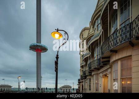 La nuit commence à Regency Square sur le front de mer de Brighton, East Sussex, Angleterre. Banque D'Images