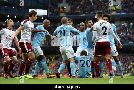 Les tempêtes s'envolent entre les joueurs de Manchester City et de Burnley après l'attribution de la pénalité lors du match de premier League à l'Etihad Stadium, Manchester. Banque D'Images