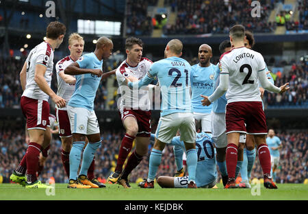 Les tempêtes s'envolent entre les joueurs de Manchester City et de Burnley après l'attribution de la pénalité lors du match de premier League à l'Etihad Stadium, Manchester. Banque D'Images