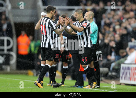 Joselu de Newcastle United (à gauche) remplace Aleksandar Mitrovic de Newcastle United lors du premier League match à St James' Park, Newcastle. Banque D'Images